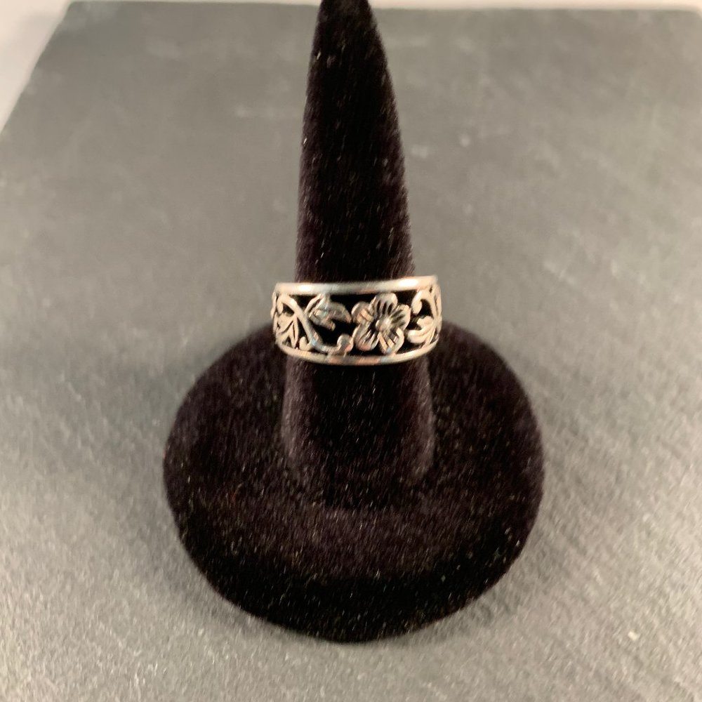 .925 Sterling Women's size 4 Floral Motif Ring - Picture 5 of 7